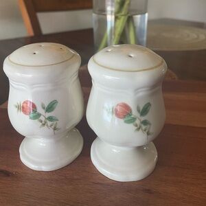 Capistrano by Mikasa salt and pepper shaker set